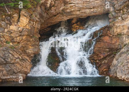 L'exécution de Eagle Falls dans le parc national des Glaciers Banque D'Images