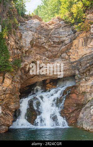 L'exécution de Eagle Falls dans le parc national des Glaciers Banque D'Images