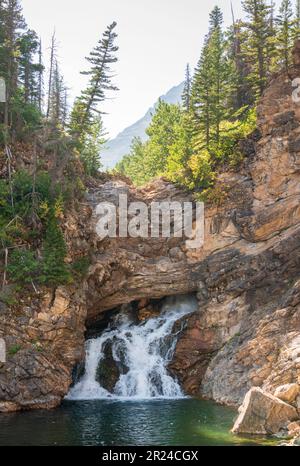 L'exécution de Eagle Falls dans le parc national des Glaciers Banque D'Images