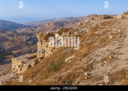 Al Karak, Jordan Medieval Crusaders Castle, panorama de la ville et touristes Banque D'Images