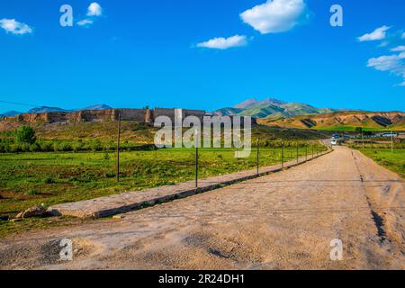 Une route de terre rurale pittoresque qui mène au loin à Takht-e Soleyman, Azerbaïdjan de l'Ouest, Iran Banque D'Images