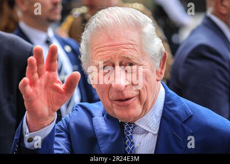 Londres, Royaume-Uni. 17th mai 2023. Le roi Charles fait des vagues et sourit lorsqu'il interagit avec le public. Le Roi et la Reine visitent Covent Garden. Ils visitent d'abord l'église Saint-Paul (l'église des acteurs), qui célèbre son anniversaire de 390th, et rencontrent des groupes communautaires. Ils se promèneront plus tard dans le célèbre marché aux pommes de Covent Garden, discutant avec les détenteurs de la cabine. Leurs Majestés continuent ensuite à l'Opéra royal pour rencontrer des artistes ROH et des étudiants de l'École Royale de Ballet. Credit: Imagetraceur/Alamy Live News Banque D'Images