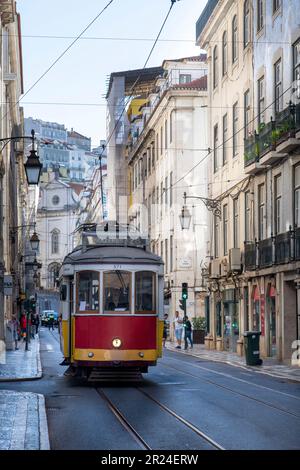 Lisbonne, Portugal-octobre 2022 : vue rapprochée d'un tramway rouge dans l'une des rues étroites du centre de Lisbonne Banque D'Images