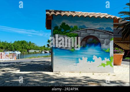 Le Canal-du-midi, cabane peinte près de l'écluse de Villeneuve. Villeneuve-les-Béziers. Occitanie, France Banque D'Images