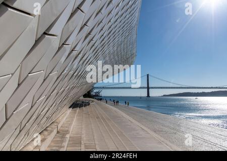 Lisbonne, Portugal-octobre 2022 : vue rapprochée de la structure futuriste du toit du Musée d'Art, d'Architecture et de technologie (MAAT) Banque D'Images