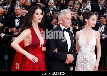Catherine Zeta Jones, Michael Douglas et Carys Zeta-Douglas lors de la première et de la cérémonie d'ouverture de la « Jeanne du Barry » lors du Festival annuel du film de Cannes 76th sur 16 mai 2023 à Cannes, France. Crédit : DGP/imageSPACE/MediaPunch Banque D'Images