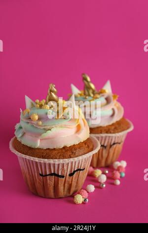 Cupcakes licorne doux sur fond rose Banque D'Images