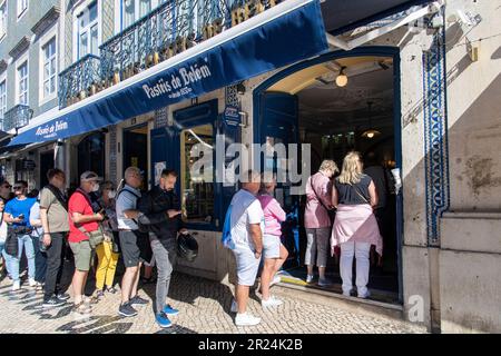 Lisbonne, Portugal-octobre 2022: Vue d'entrée avec une ligne de personnes attendant d'aller à l'intérieur de la pâtisserie Paséis de Belem Banque D'Images