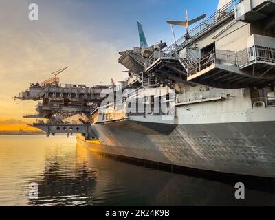 Un grand porte-avions amarré à un port de San Diego en Californie Banque D'Images