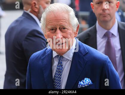 Londres, Royaume-Uni. 17 mai 2023. Roi Charles souriant à la caméra. Leurs Majestés marchent le long de la piazza pour rencontrer le public avant de saluer les artistes et le personnel du Royal Opera House. Le roi et la reine visitent Covent Garden. Ils visitent d'abord l'église Saint-Paul (l'église des acteurs), qui célèbre son 390e anniversaire, et rencontrent des groupes communautaires. Ils se promènent ensuite dans le célèbre marché aux pommes de Covent Garden, discutant avec les détenteurs de stands. Leurs Majestés continuent ensuite vers le Royal Opera House pour rencontrer des artistes ROH et des étudiants de la Royal Ballet School. Crédit : Imageplotter/Alamy Live News Banque D'Images