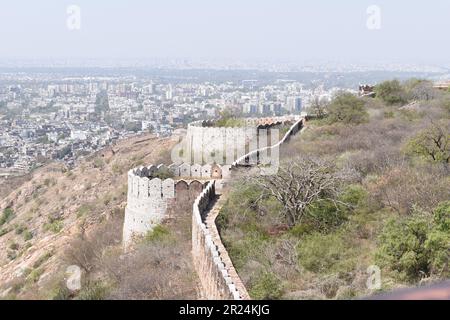 Le mur du fort de Nahargarh donne sur la ville de Jaipur. Banque D'Images