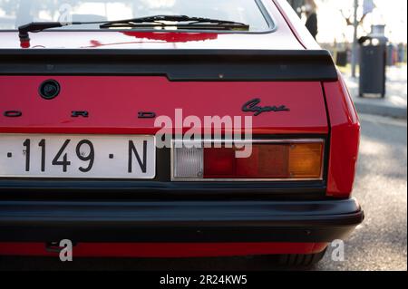 Détail d'un classique rouge Ford Capri garée dans la rue Banque D'Images