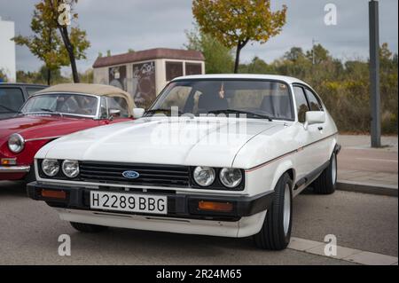 Détail d'un beau classique blanc Ford Capri 2,8 injection garée dans la rue Banque D'Images