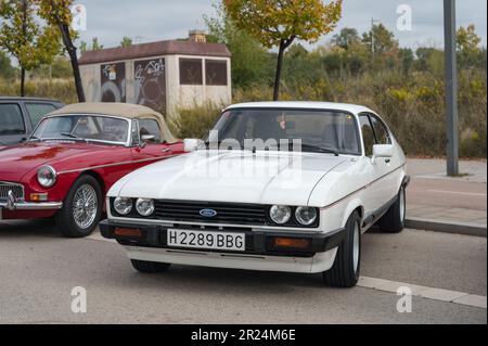 Détail d'un beau classique blanc Ford Capri 2,8 injection garée dans la rue Banque D'Images