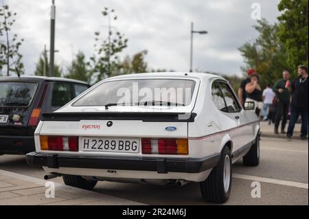 Détail d'un bon classique blanc Ford Capri 2,8 injeciton garée dans la rue Banque D'Images