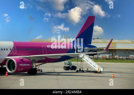 Otopeni, Roumanie - Circa 2023: Avion Wizzair prêt à décoller. Wizzair est une compagnie aérienne à petit budget de Hongrie Banque D'Images