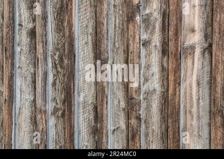 Planches de bois vieillies, couleur rougeâtre et blanchâtre portée par le passage du temps. Banque D'Images