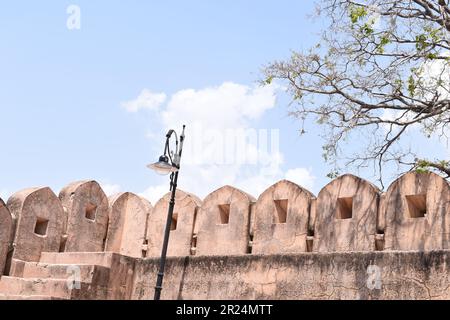 Vieux mur de fort de Nahargarh avec un poteau de lampe installé au cours des dernières années. Banque D'Images