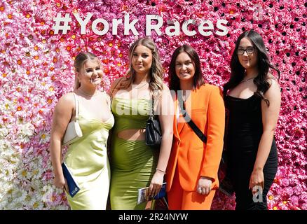 Racegoers le premier jour du Dante Festival 2023 à l'hippodrome de York. Date de la photo: Mercredi 17 mai 2023. Banque D'Images