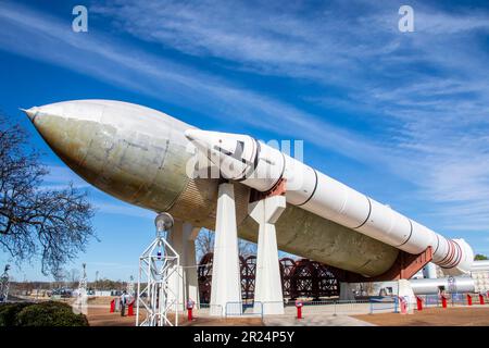 Huntsville USA 10th Fév 2023: Le réservoir externe de la navette spatiale et la navette spatiale Solid Rocket Booster aux États-Unis Space Rocket Center. Banque D'Images