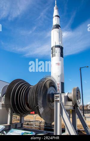 Huntsville USA 10th Fév 2023: Puissant et massif, la réplique de Saturne V fusée aux États-Unis Space Rocket Center. C'est le plus haut, le plus lourd Banque D'Images