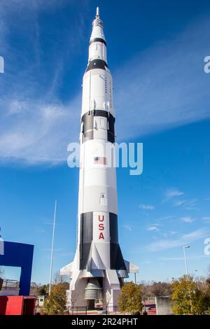 Huntsville USA 10th Fév 2023: Puissant et massif, la réplique de Saturne V fusée aux États-Unis Space Rocket Center. C'est le plus haut, le plus lourd Banque D'Images