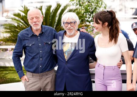 Cannes, Frankreich. 17th mai 2023. Pascal Greggory, Pierre Richard und Suzanne de Baecque beim Photocall zum Kinofilm 'Jeanne du Barry' auf dem Festival de Cannes 2023/76. Internationale Filmfestspiele von Cannes am Palais des Festivals. Cannes, 17.05.2023 crédit: Geisler-Fotopress GmbH/Alay Live News Banque D'Images
