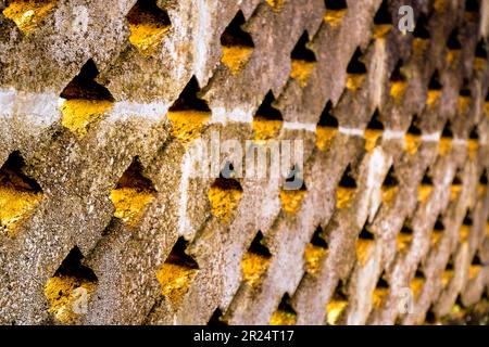 texture de paroi en béton perforé avec mise au point sélective pour le fond Banque D'Images