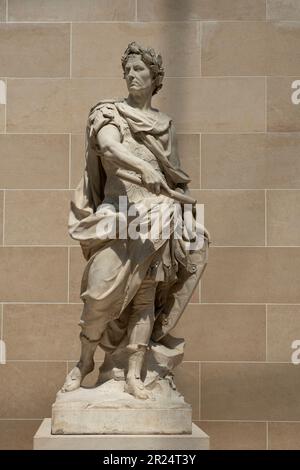 Paris, France - 05 13 2023 : Musée du Louvre. Sculpture Jules César par Nicolas Coustou Banque D'Images