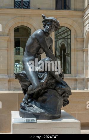 Paris, France - 05 13 2023 : Musée du Louvre. Sculpture Mercury attachant ses ailes de talon par Jean-Baptiste Pigalle Banque D'Images