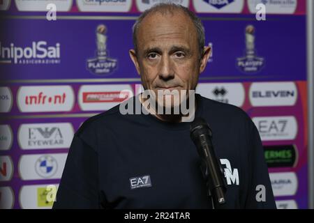 Milan, Italie. 15th mai 2023. Italie, Milan, mai 15 2023: Ettore Messina (entraîneur-chef Armani) entretien avant match pendant le match de basket-ball EA7 Emporio Armani Milan vs Pesaro, QF Playoff GaMe2 LBA 2022-2023 (photo de Fabrizio Andrea Bertani/Pacific Press) crédit: Pacific Press Media production Corp./Alay Live News Banque D'Images