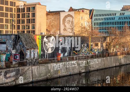 Blick von Schilingbruecke auf Spreefer, Yaam Club, Friedrichshain, Berlin Banque D'Images