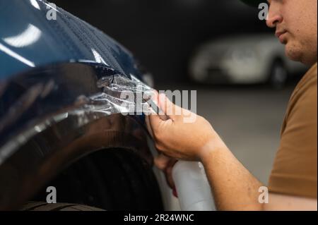 Le maître de service de la voiture coupe le couteau de protection. Banque D'Images