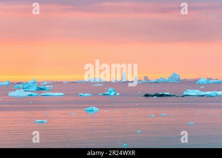 Canal Lemaire, Antarctique. Coucher de soleil sur le canal Lemaire. Banque D'Images