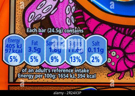 Informations nutritionnelles informations nutritionnelles étiquette sur l'emballage de gâteaux McVités Jaffa Cakes Freaky Cake bars Banque D'Images