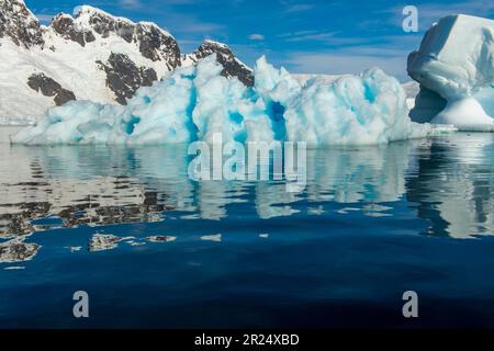 Passage français, Antarctique. Bel iceberg dans les eaux du passage français. Banque D'Images