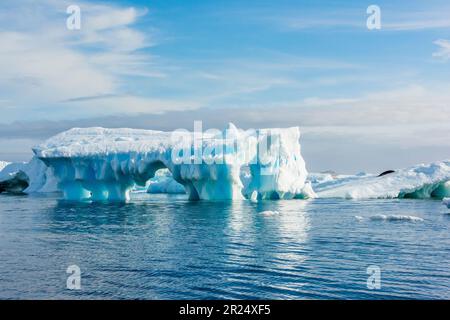 Passage français, Antarctique. Bel iceberg dans les eaux du passage français. Banque D'Images