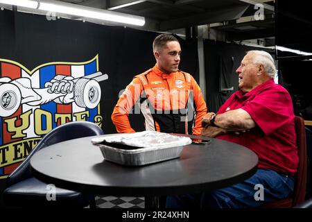 Speedway, INDIANA, États-Unis. 13th mai 2023. BENJAMIN PEDERSEN (R) (55), de Copenhague, Danemark, s'entretient avec A.J. Avant le dimanche matin, réchauffez-vous pour le Grand Prix GMR au circuit automobile d'Indianapolis à Speedway IN. (Credit image: © Walter G. Arce Sr./ZUMA Press Wire) USAGE ÉDITORIAL SEULEMENT! Non destiné À un usage commercial ! Banque D'Images