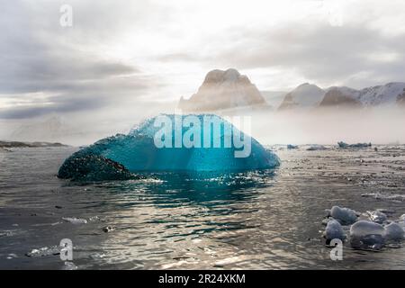 Île Petterman, Antarctique. Bel iceberg dans les eaux de l'Antarctique. Banque D'Images