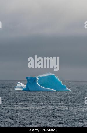 Passage français, Antarctique. Bel iceberg dans les eaux du passage français. Banque D'Images