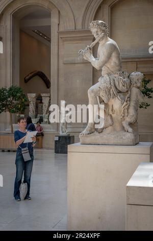 Paris, France - 05 13 2023 : Musée du Louvre. Une femme dessine la Sculpture dans la Cour Marly Banque D'Images