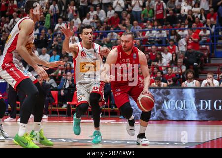 Milan, Italie. 15th mai 2023. Italie, Milan, mai 15 2023: Stefano Tonut (Armani Guard) dribbles dans le 4th trimestre pendant le match de basket-ball EA7 Emporio Armani Milan vs Pesaro, QF Playoff GaMe2 LBA 2022-2023 (Credit image: © Fabrizio Andrea Bertani/Pacific Press via ZUMA Press Wire) USAGE ÉDITORIAL SEULEMENT! Non destiné À un usage commercial ! Banque D'Images