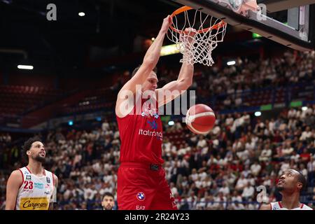 Milan, Italie. 15th mai 2023. Italie, Milan, mai 15 2023: Johannes Voigtmann (Armani centre) dunks dans le 2nd trimestre pendant le match de basket-ball EA7 Emporio Armani Milan vs Pesaro, QF Playoff GaMe2 LBA 2022-2023 (Credit image: © Fabrizio Andrea Bertani/Pacific Press via ZUMA Press Wire) USAGE ÉDITORIAL SEULEMENT! Non destiné À un usage commercial ! Banque D'Images