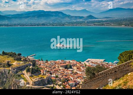 Section de la vieille ville de Nafplio, forteresse de l'île de Bourtzi au loin, au Golfe Argolique, vue de la forteresse de Palamidi, Nauplie (Nauplie, Nauplie), Grèce Banque D'Images