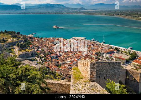 Section de la vieille ville de Nafplio, forteresse de l'île de Bourtzi au loin, au Golfe Argolique, vue de la forteresse de Palamidi, Nauplie (Nauplie, Nauplie), Grèce Banque D'Images