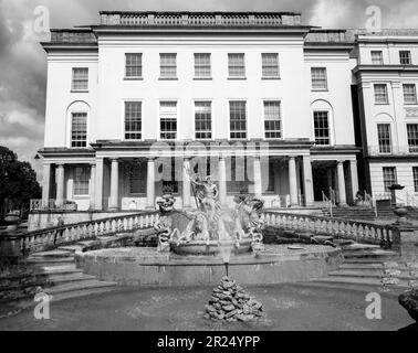 La fontaine Neptune à Cheltenham.dévoilée en 1893, conçue par l'ingénieur Joseph Hall et sculptée de Portland Stone par le sculpteur Richard Lockwood Banque D'Images