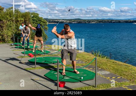 Les visiteurs du lac Taupo jouent le trou dans un défi, lac Taupo, Nouvelle-Zélande Banque D'Images