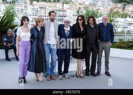 Cannes, France. 17th mai 2023. Suzane de Baecque, cheveux de l'Inde, Benjamin Lavernhe, Pierre Richard, Maïwenn, Johnny Depp, Pascal Greggory photographié au photocall de Jeanne du Barry lors du Festival International du film de Cannes 76th au Palais des Festivals de Cannes, France photo de Julie Edwards/Alamy Live News Banque D'Images