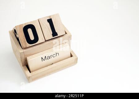 Calendrier perpétuel en bois montrant le 1st mars Banque D'Images