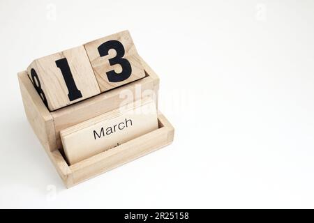 Calendrier perpétuel en bois montrant le 13th mars Banque D'Images